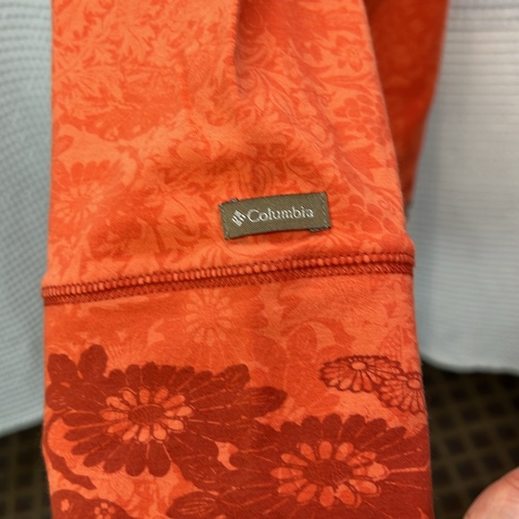 Columbia V-Neck Soft Knit Top. Size Medium. NWOT. Orange print. - Picture 2 of 8